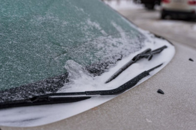 De-ice your car windscreen in seconds using 1 kitchen item — not boiling water