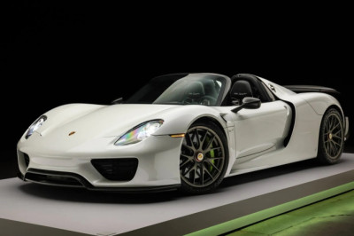 FOR SALE: 2015 Porsche 918 Spyder Weissach Package