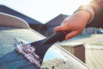 AA tells drivers to stop de-icing cars and use 1 household item to prevent frost