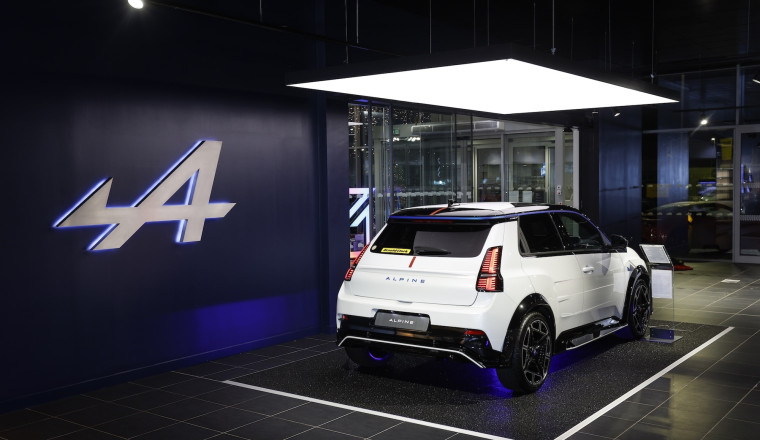 Arnold Clark opens extensively refurbished Alpine showroom in Glasgow