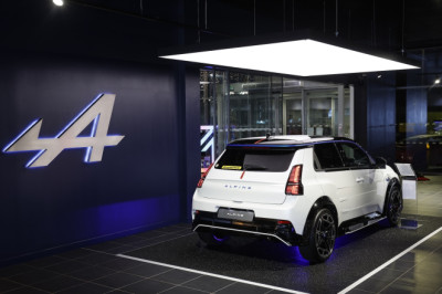 Arnold Clark opens extensively refurbished Alpine showroom in Glasgow