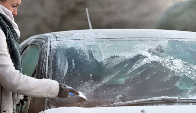 Dad's viral car defrosting hack with sandwich bag divides opinion