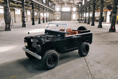 Land Rover Himalaya Restomod Hides GM LS3 V8