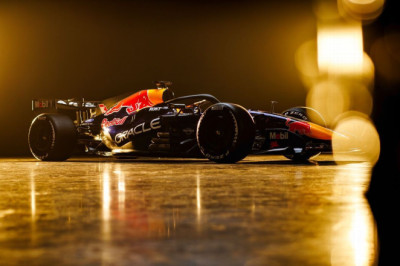 Cars hit track as F1 testing begins