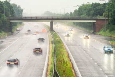 Driving instructor lists 3 rules you must follow as Storm Chandra hits