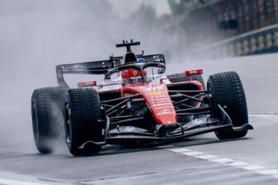 Hamilton, Max hit track at McLaren-free F1 testing