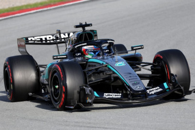 Mercedes sets new benchmark laptime at F1's Barcelona test