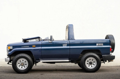 Maybe I’m Supposed to Buy a 70 Series Toyota Land Cruiser With a Fold-Down Windshield and a Roll Hoop