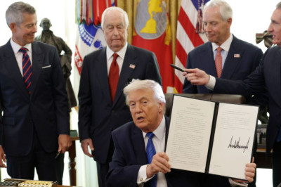 Trump gives green flag to IndyCar race in D.C.