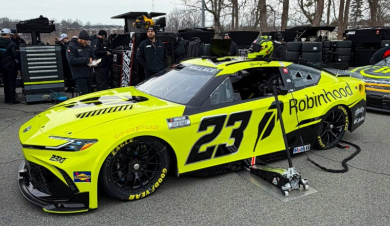 Bubba Wallace vs Daniel Suarez at Bowman Gray (Video)