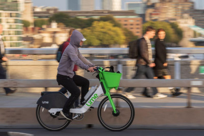 Cabbies see red over bike hire company's calls to turn lights green for cyclists