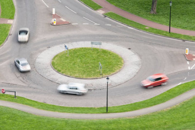 Driving instructor urges all learners to do 1 check before entering roundabout