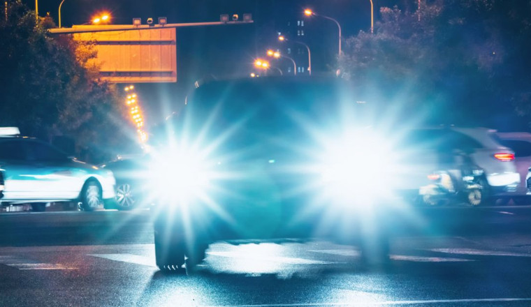 Optometrist's car mirror tip 'helps drivers struggling with headlight glare'