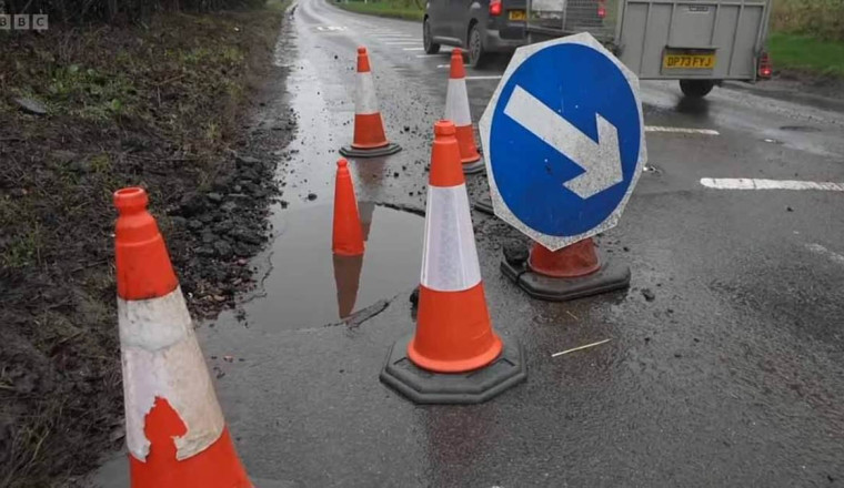 'Huge' pothole damages 30 cars in one evening leaving dozens of motorists stranded