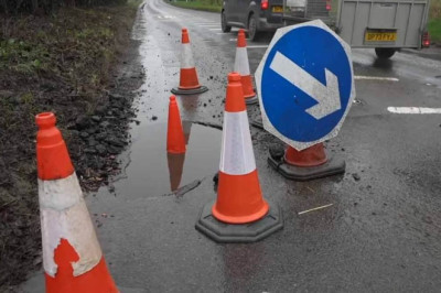 'Huge' pothole damages 30 cars in one evening leaving dozens of motorists stranded