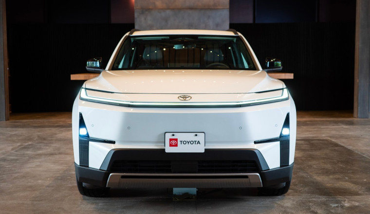 Toyota Boss Says Electric Highlander ‘Is Not a Niche Product’