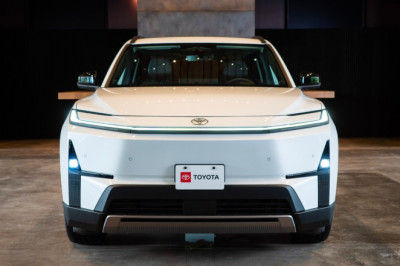 Toyota Boss Says Electric Highlander ‘Is Not a Niche Product’