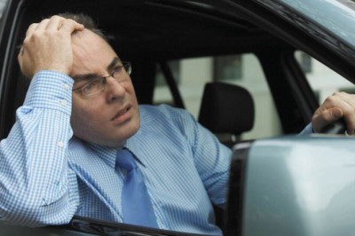 Drivers risk £1,000 fine for common habit when 'queuing in traffic'