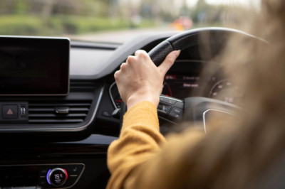 Driving instructor explains what 'confusing' blue road sign really means