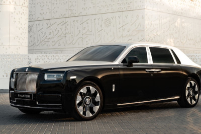 Shopper footfall down; NHS workers get 3.3% pay rise; Rolls-Royce Arabesque