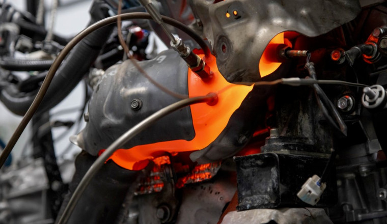 Look at Nissan’s V6 Pickup Engine Glow Orange While Running at Redline for 100 Hours Straight