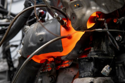 Look at Nissan’s V6 Pickup Engine Glow Orange While Running at Redline for 100 Hours Straight