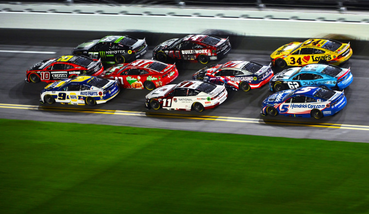 NASCAR cheerleaders make their debut in Daytona (Photo)