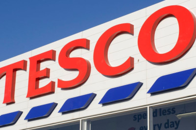 Tesco shoppers spot red '£100' warning signs in supermarket car parks