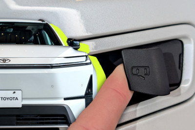 New Toyota Highlander Goes All-Electric, But Its Door Handles Don’t Fully Trust Electricity