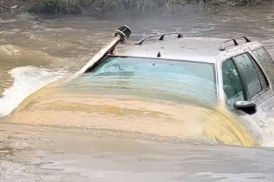 Snorkel-Equipped Peugeot Wagon Thinks It’s A Submarine