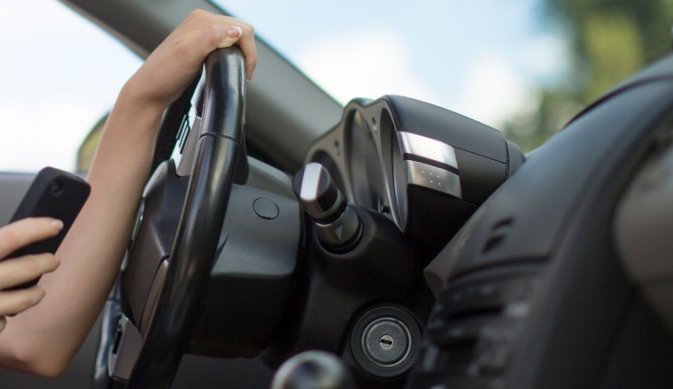 'I'm a police officer and there's only 1 instance you can use phone while driving'