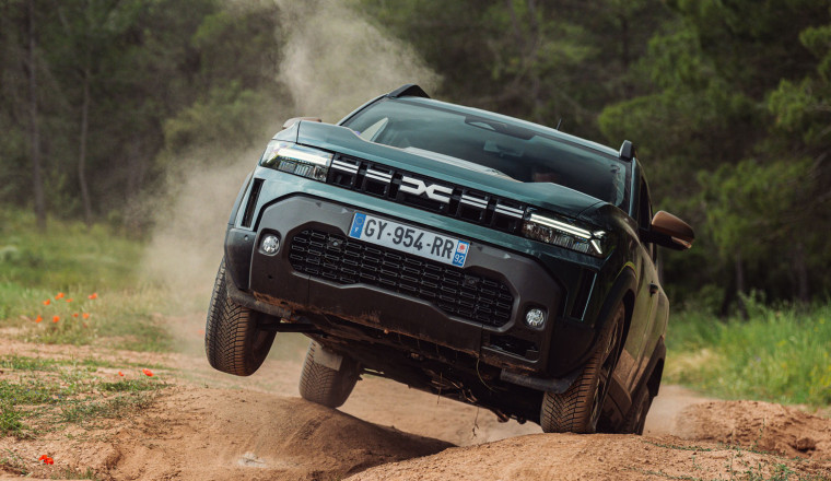 Full-hybrid 4x4 variants of Dacia Duster and Bigster coming to UK