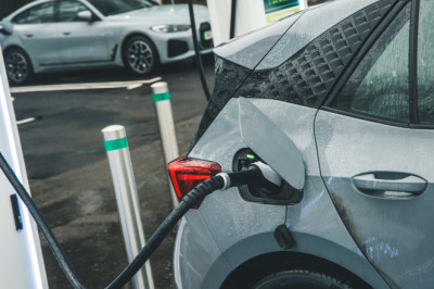 UK government cuts costs of EV chargers for fleets