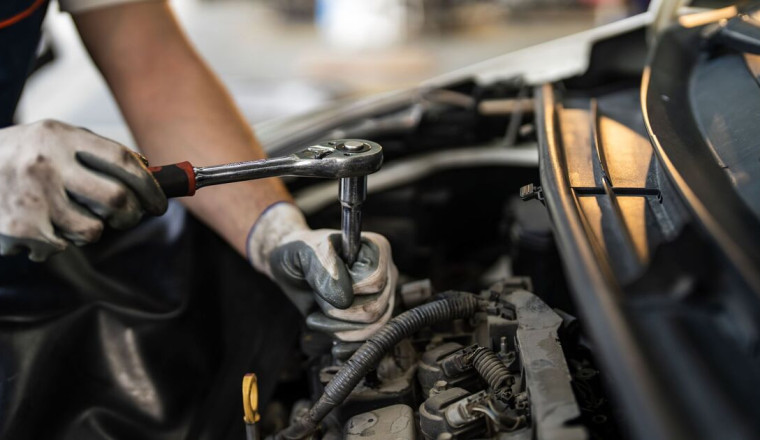 Mechanic warns drivers one thing on windscreen will see cars fail MOTs