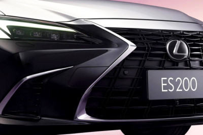Lexus Gives Its Old ES A Maybach Look With Corolla Power