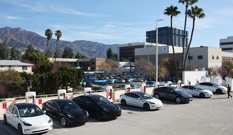 Why it’s not easy for car makers in the US to ditch electric cars