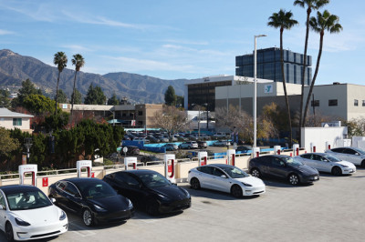 Why it’s not easy for car makers in the US to ditch electric cars