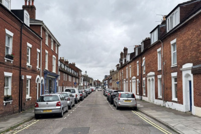 Couple park outside their new house but find 8-word note on windscreen