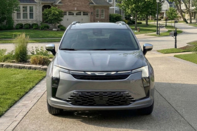 Chrysler Will Only Sell You One Thing And It's The Facelifted 2027 Pacifica Minivan