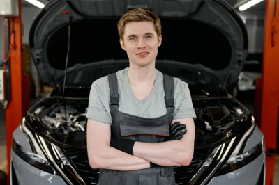 Shortage of mechanics threatens to push up car repair costs as sector fails to attract young workers