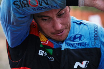 How is Neuville dealing with Hyundai’s recent struggles?