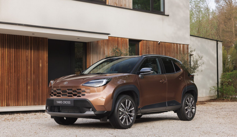 Apr 17: EasyJet heavy loss; Civil servant ousted over Mandelson vetting; New Yaris Cross