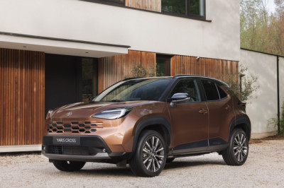 Apr 17: EasyJet heavy loss; Civil servant ousted over Mandelson vetting; New Yaris Cross