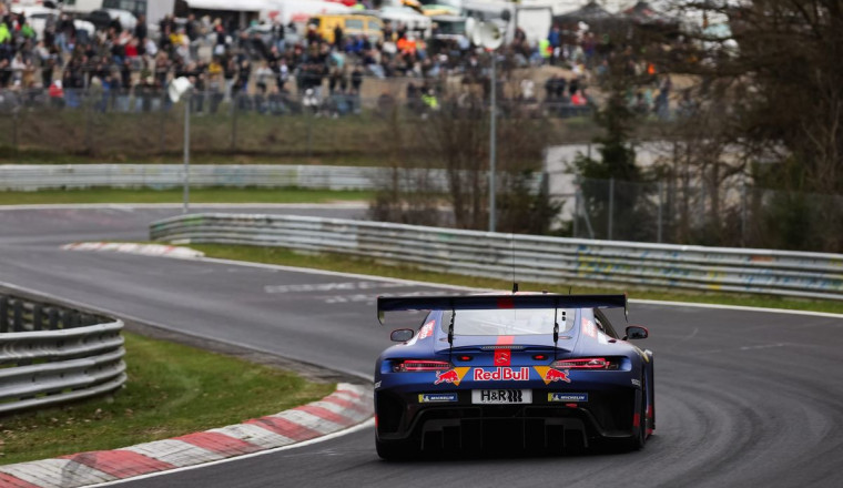 Multi-car crash halts Nurburgring race