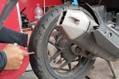 The Pros And Cons Of Tubed Vs. Tubeless Motorcycle Tires
