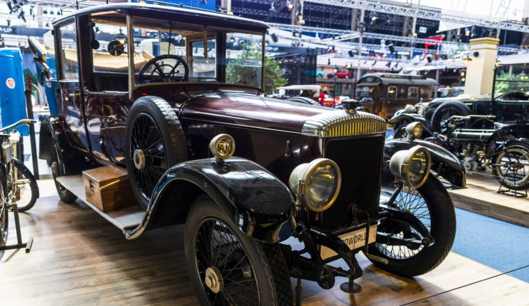 The Knight Sleeve Valve Engine Was Charmingly Weird