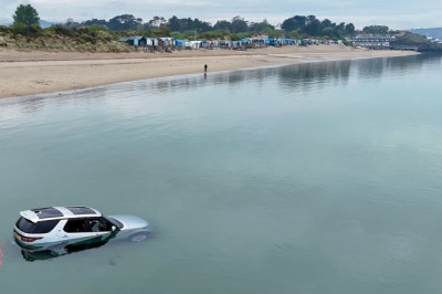 Driver's £80,000 luxury Land Rover gets completely submerged underwater in affluent Welsh beach resort dubbed 'Cheshire-on-Sea'