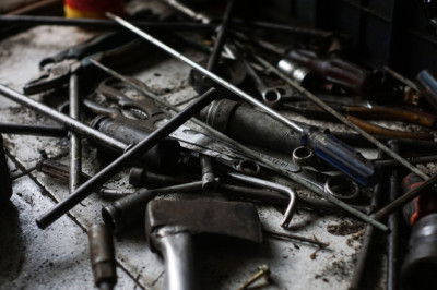 8 Old School Automotive Tools That Even Experienced Car People Might Not Recognize