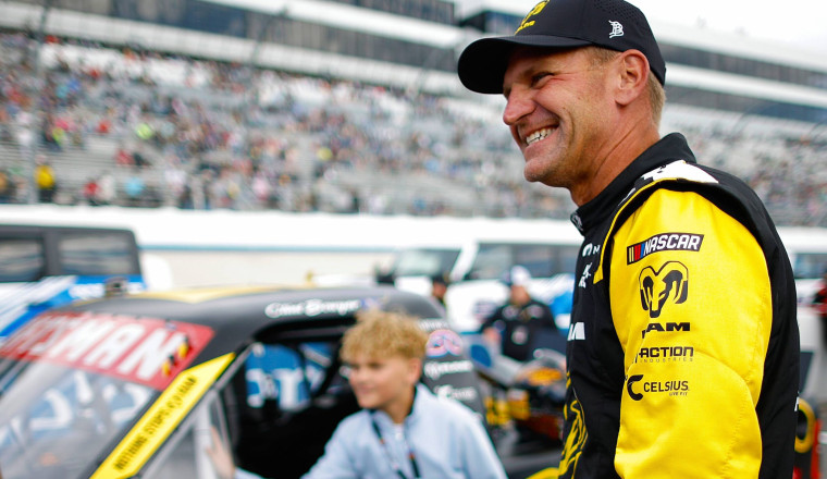Kevin Harvick roasts Clint Bowyer on team radio during NASCAR return (Video)
