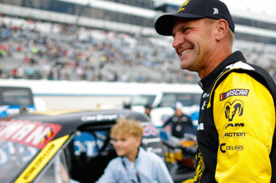 Kevin Harvick roasts Clint Bowyer on team radio during NASCAR return (Video)